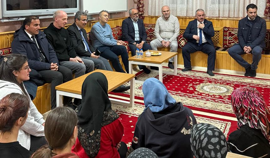 Vali Çiçek, gençlerle iftar etti