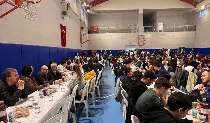 Avcılar'da müftülükten öğrencilere iftar programı