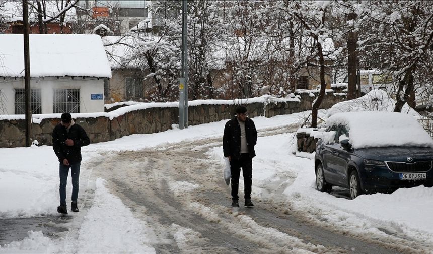 Bazı illerde kar yağışı ve soğuk hava etkili oluyor