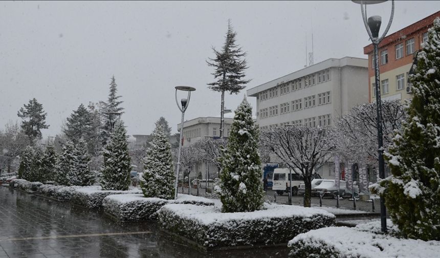 Bazı illerde soğuk hava ve kar yağışı etkili oluyor