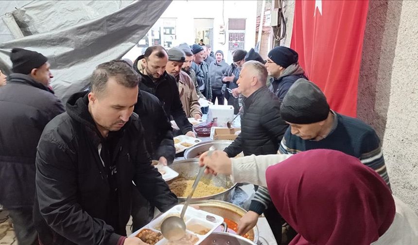 Bilecik'te köylüler 27 yıldır sırayla kurdukları iftar sofralarında buluşuyor