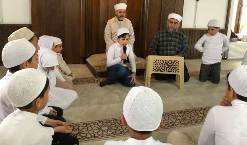 "Bir Sure Bir Hadis" ezberleyen çocuklar sevindirildi