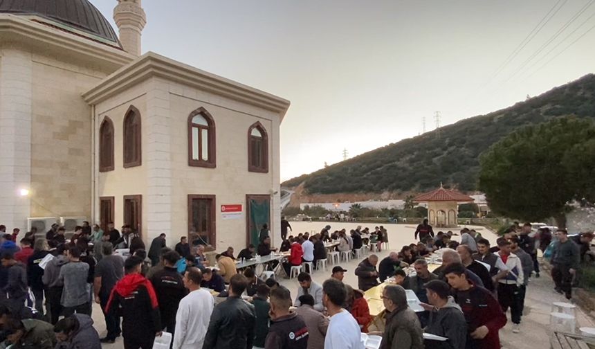 Bodrum'da cami gölgesinde geleneksel iftar