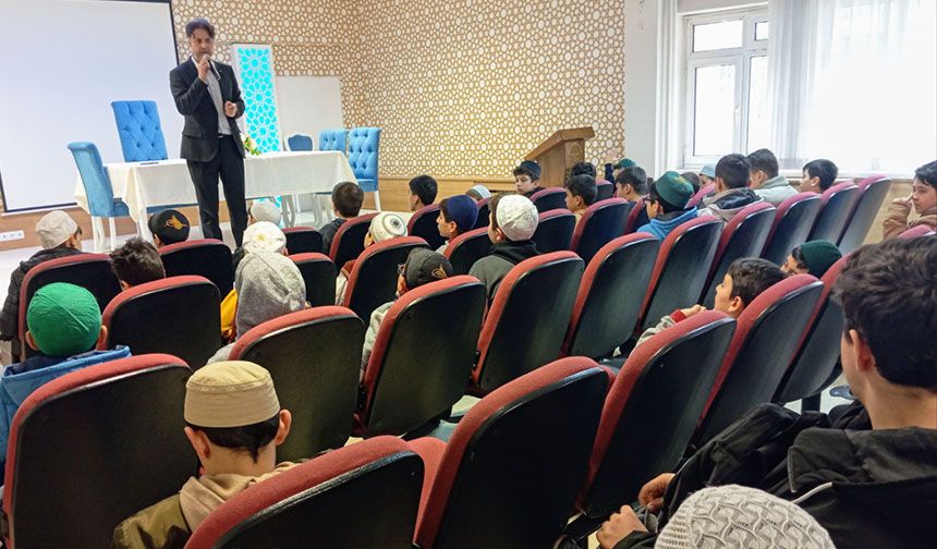 Çorum'da "Her Ay Bir Konu Bir Konuk" projesi devam ediyor