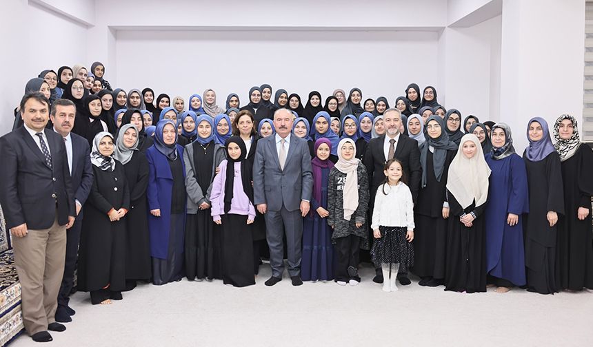 Vali Çalgan ve eşi, Kur’an kursunda öğrencilerle iftar yaptı