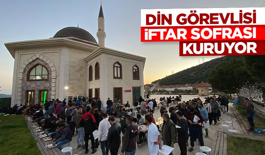 Bodrum'da bir imam, cami avlusunda iftar sofrası kuruyor