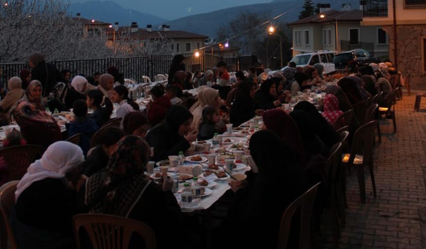 Doğanyol'da kadınlar sokak iftarında bir araya geldi