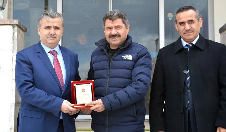 Elmadağ'da hayırseverlere plaket verildi