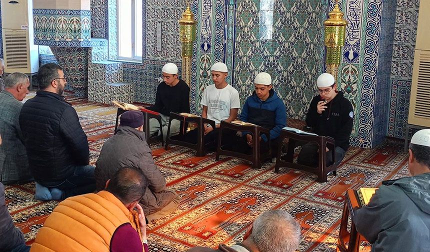 Fethiye'de genç hafızlar mukabele geleneğini yaşatıyor