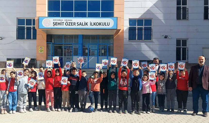 Gölbaşı Diyanet Gençlik okullara kitap bağışında bulundu