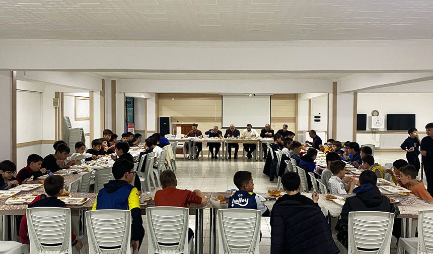 Diyanet Gençlik Merkezi iftarda gençleri buluşturdu