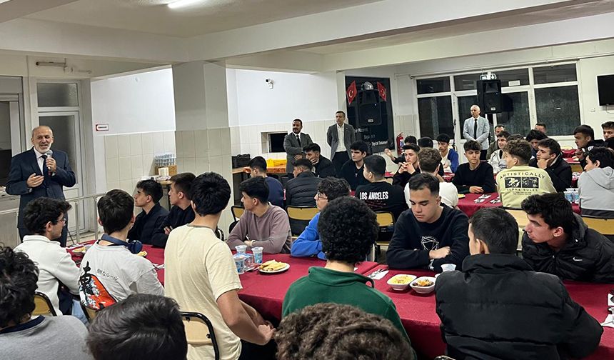 Müftü Biçer, Fen Lisesi öğrencileriyle iftar etti