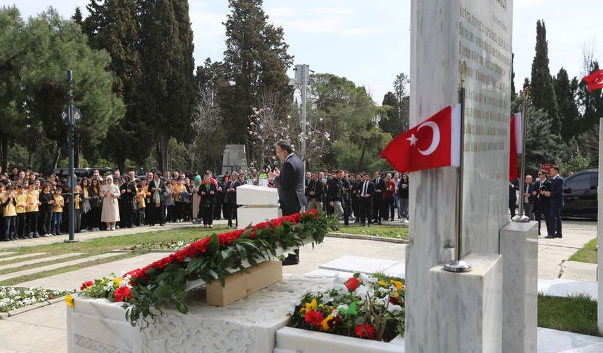 İstiklal şairi kabri başında anıldı