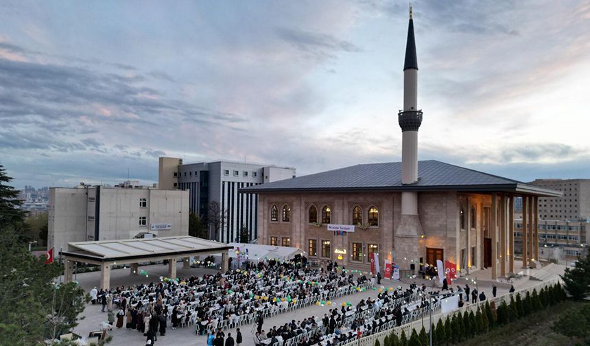 Gülhane Camii'nde geleneksel iftar yapıldı