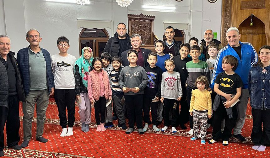 Köyceğiz'de camiye gelen çocuklara bayram harçlığı dağıtıldı