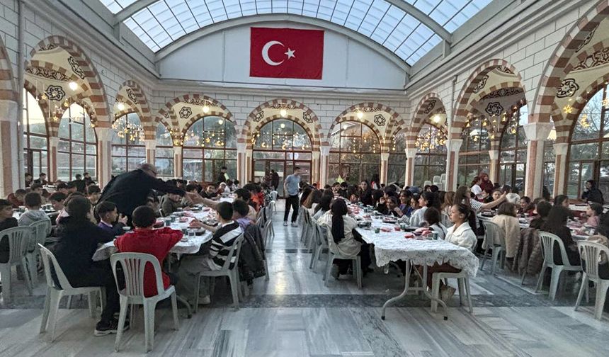 Pendik’te ortaokul öğrencileri iftarda buluştu