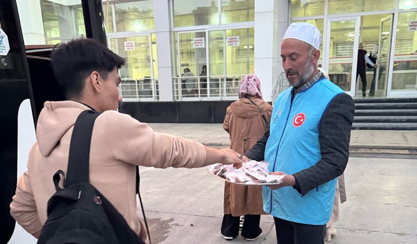 Gürün'de yolculara iftariyelik dağıtıldı