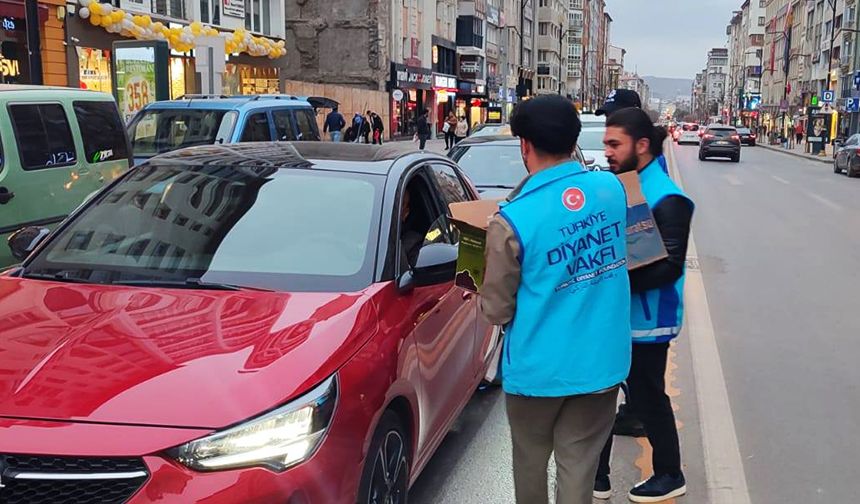 Gönüllü gençler sürücülere iftariyelik dağıttı