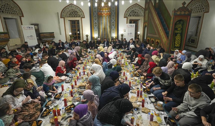 TİKA'dan Saraybosna'daki tarihi Hünkar Camisi'nde yüzlerce çocuğa iftar
