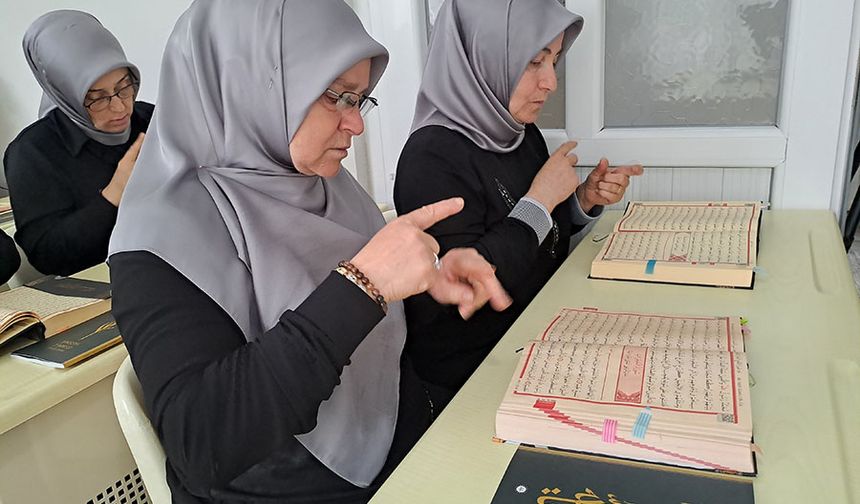 Sakarya'da işitme engelli kadınlar, işaret diliyle Kur'an-ı Kerim öğreniyor