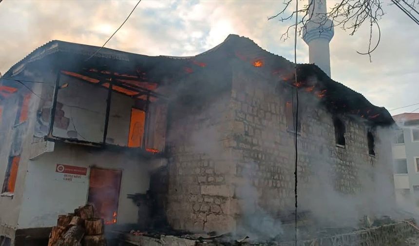 Artvin'de 4 ev ile cami ve lojmanı yandı