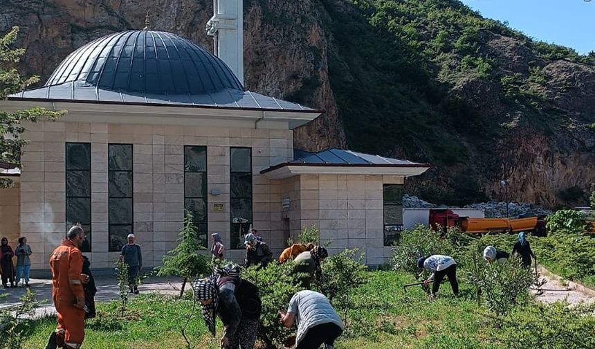 İmece geleneğiyle camiyi temizlediler