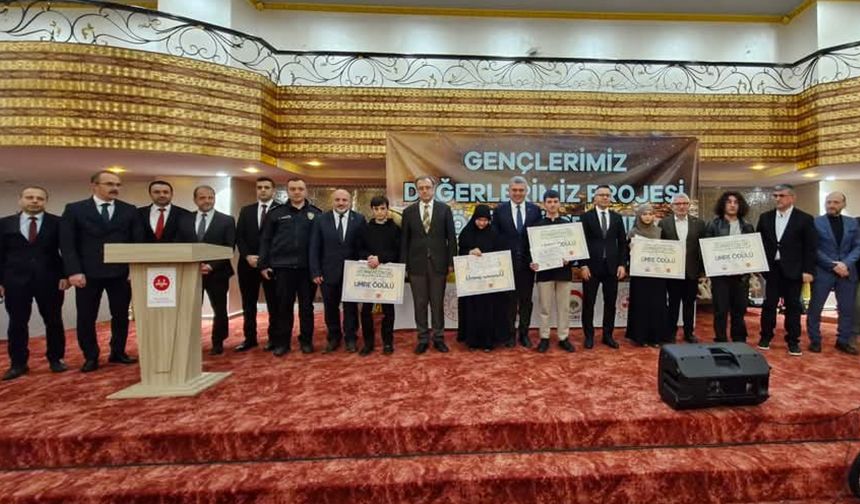 Bulancak'ta 5 genç umre ile ödüllendirildi
