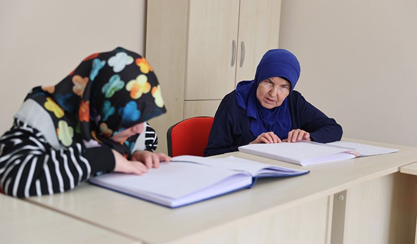 Görme engelli kadınlar, Kur'an-ı Kerim'i parmak uçlarıyla öğreniyor