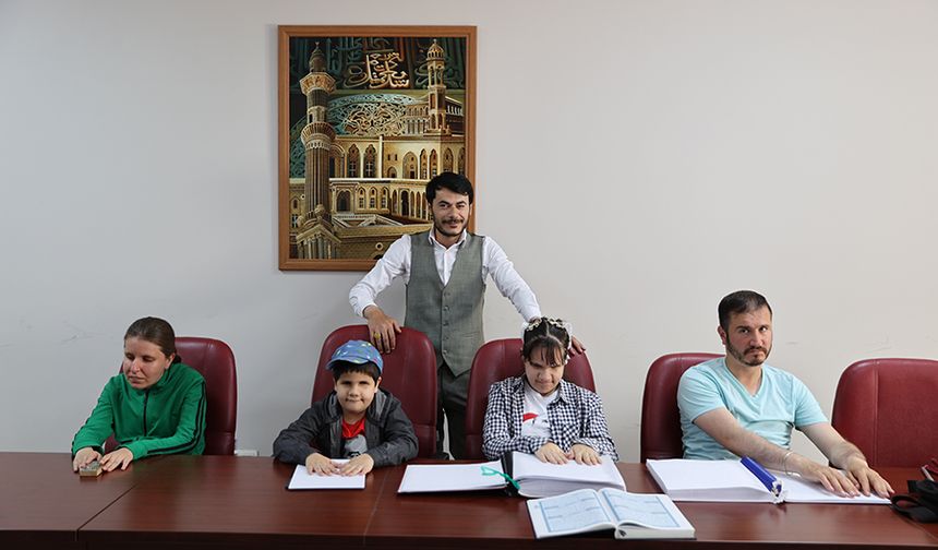 Görme engelliler parmaklarının ucuyla Kur'an-ı Kerim okumayı öğreniyor