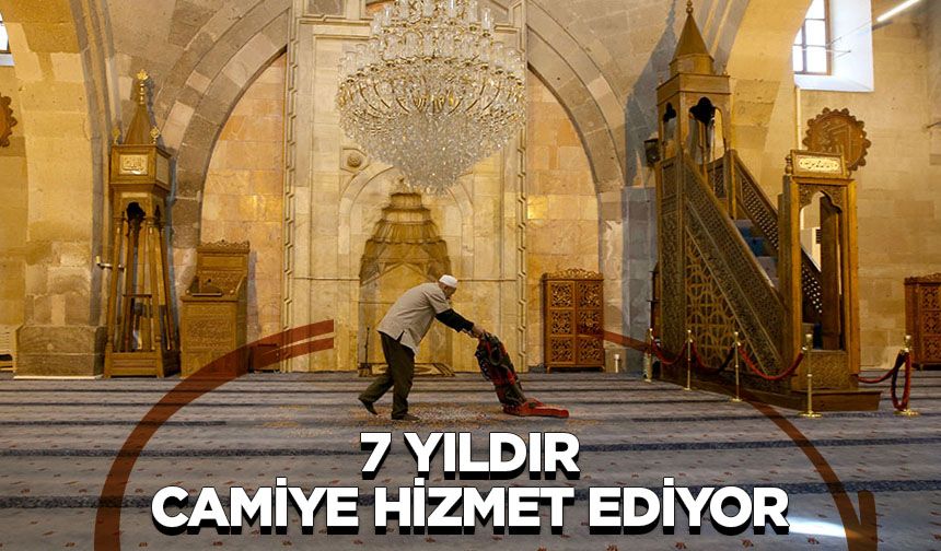Tarihi Ulu Cami'nin 7 yıldır gönüllü olarak temizliğini yapıyor