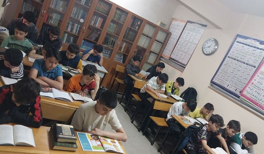 Gençler camide kitap okuma programında buluşuyor