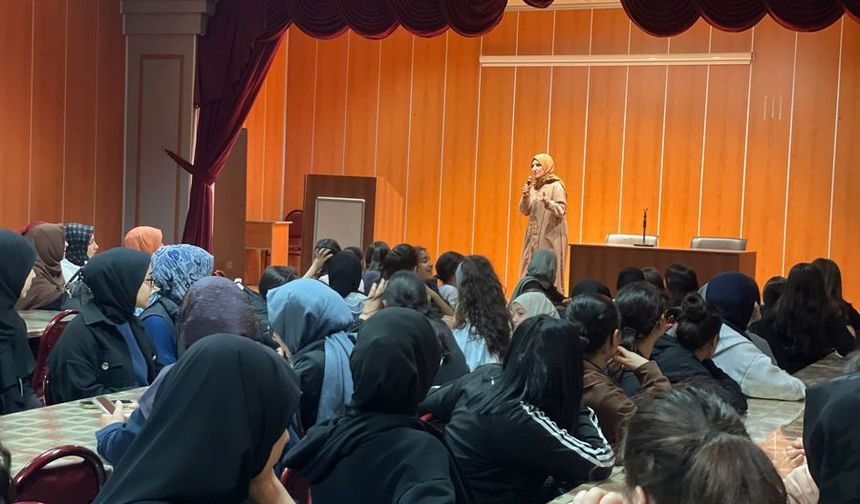 Bahçelievler'de gençlik söyleşisinde ihtida konuşuldu