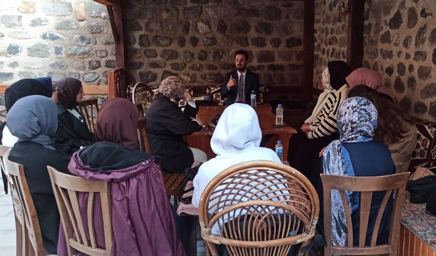 Gençler, Allah'a dua ile bağlanmayı konuştu