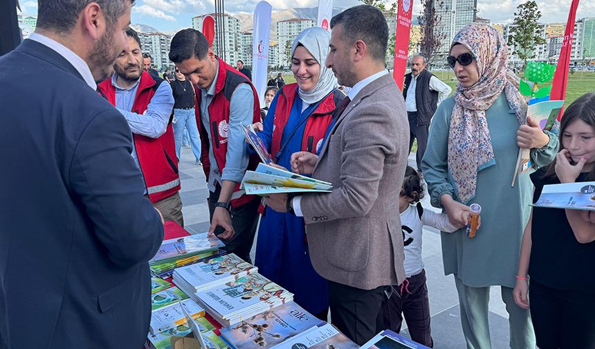 Müftülük aile standı ile vatandaşları bilgilendirdi