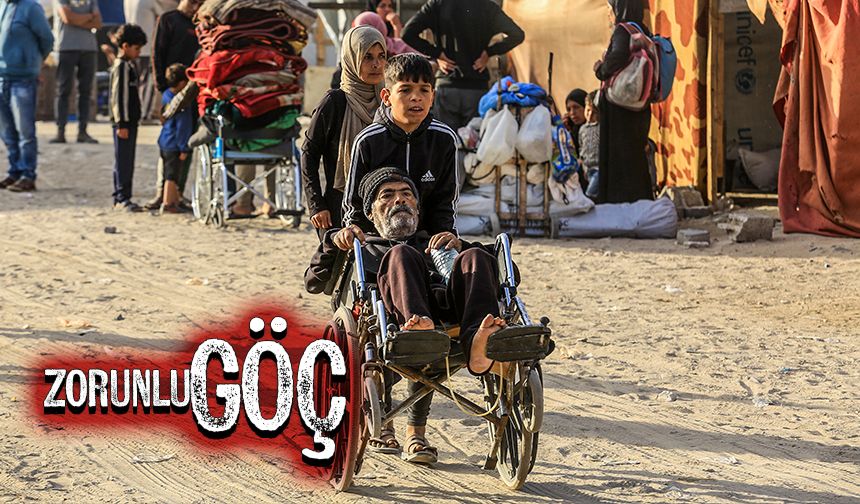 İşgalcilerin Han Yunus'ta geniş bir bölgeye saldırı tehdidinin ardından Filistinliler göç etmeye devam ediyor