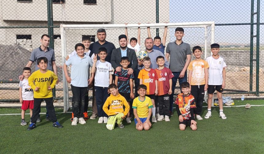 Suruçlu öğrenciler yeşil sahada mücadele etti