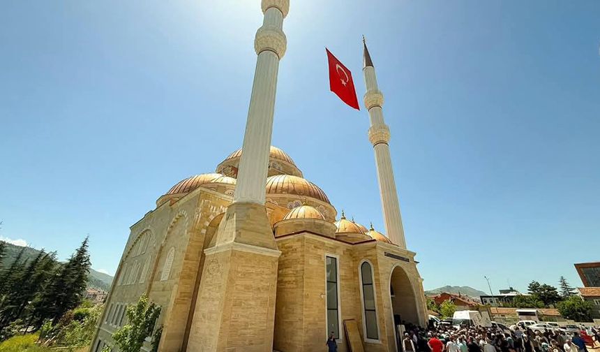 Mehmet Emin Tokadi Camii dualarla açıldı
