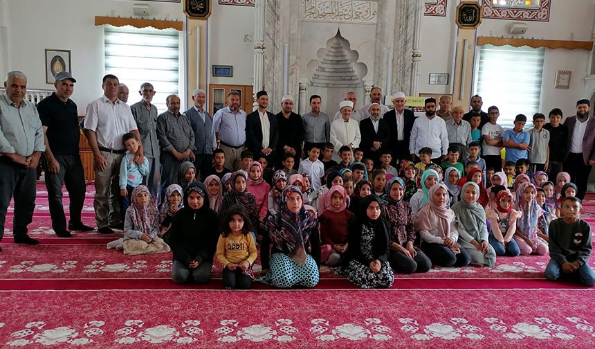 Aksaray Valisinden camiye gelen çocuklara tebrik