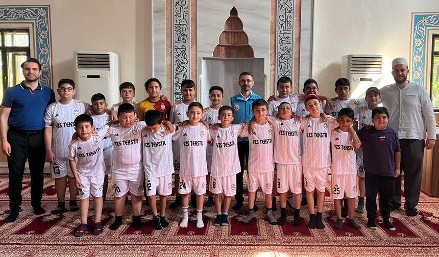 Kur'an kursu öğrencilerine forma hediye edildi