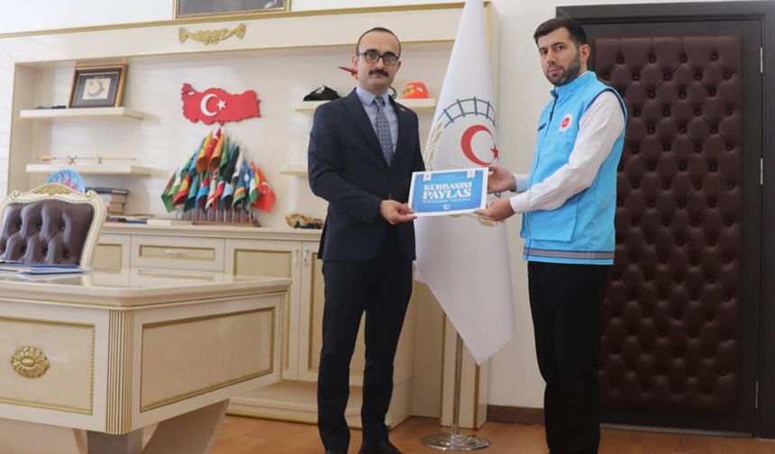 Şefaatli Kaymakamı Yazar, kurbanını TDV'ye emanet etti