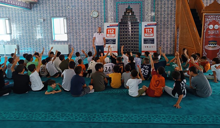 Elazığ'da 112 ekipleri, camilerde öğrencileri bilgilendirdi