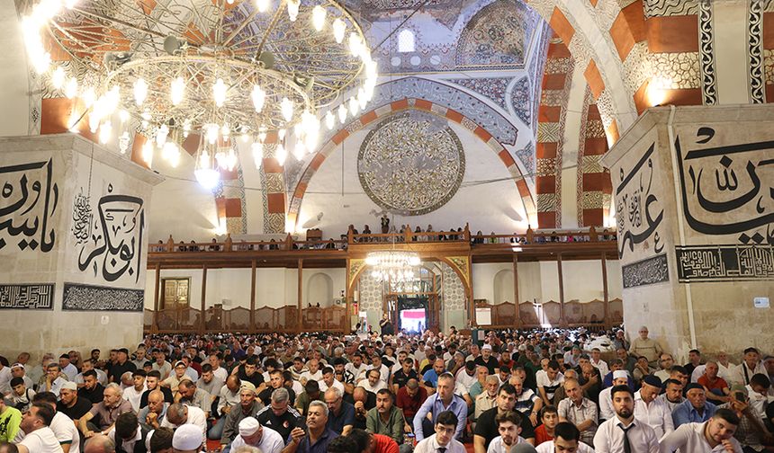 Pehlivanlar cuma namazını selatin camilerde kıldı