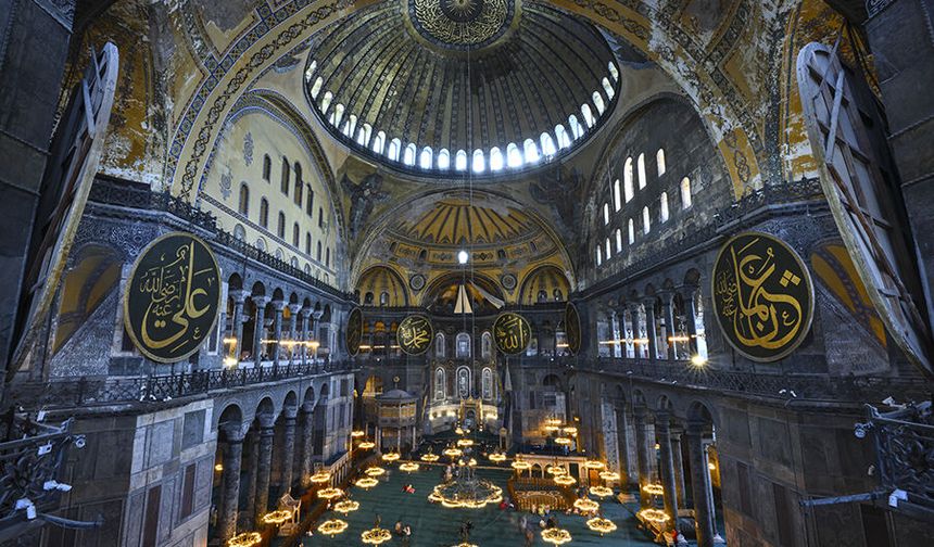 AYASOFYA'DA ZİNCİRLER KIRILALI TAM 6 YIL OLDU