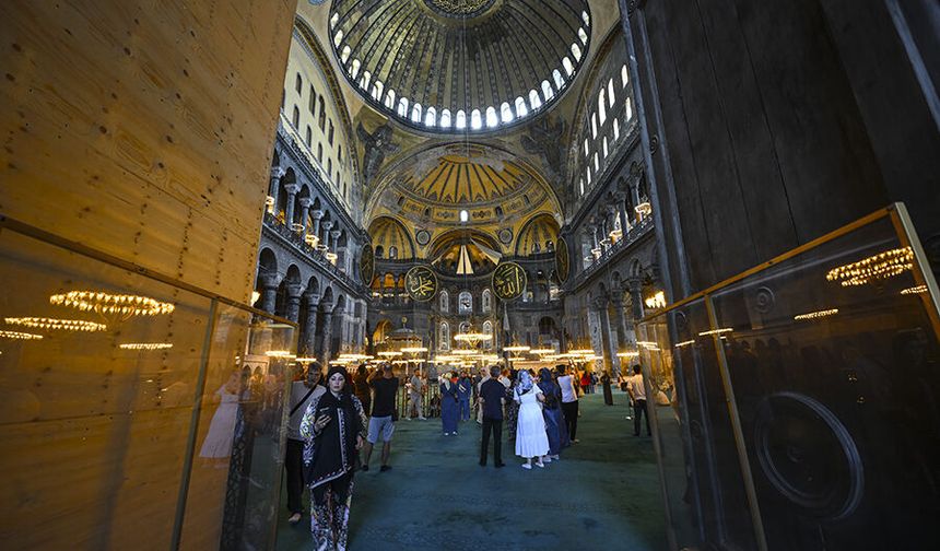 86 YIL SONRA AÇILAN AYASOFYA'NIN HİKAYESİ İLAHİYE TAŞINDI