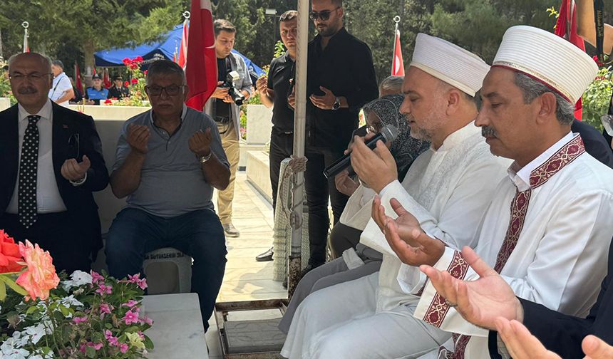 Adana'da 15 Temmuz şehitleri kabirleri başında anıldı
