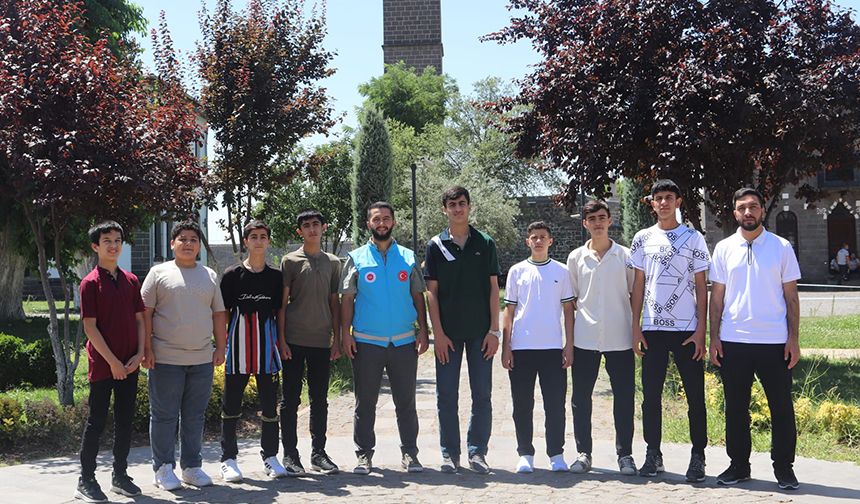 Bağlar'da gençler kültür gezisinde bulundu