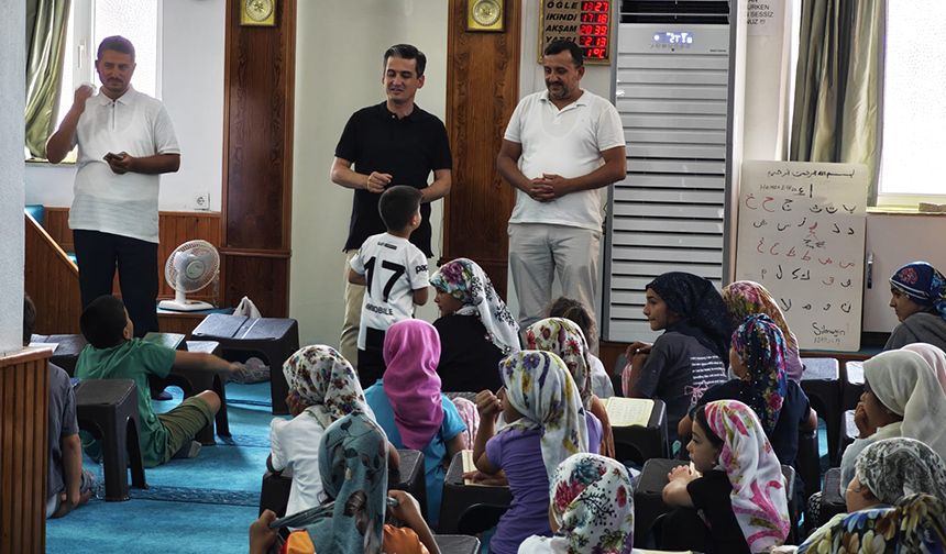 Çeşme Kaymakamı Maraşlı, camilerde öğrencilerle buluştu