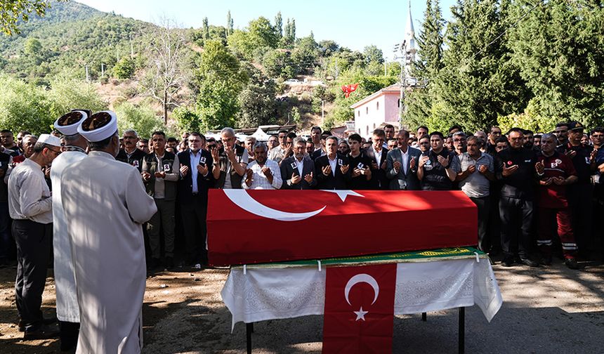 İzmir Ödemiş'teki yangında şehit olan orman işçisi son yolculuğuna uğurlandı