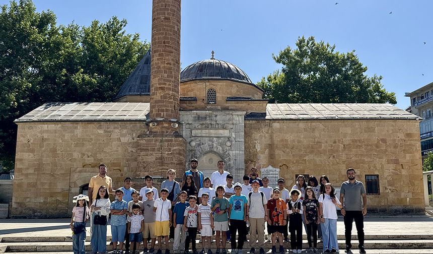 Kur'an kursu öğrencileri, memleketlerinin tarihi ve kültürel mekanlarını tanıyor