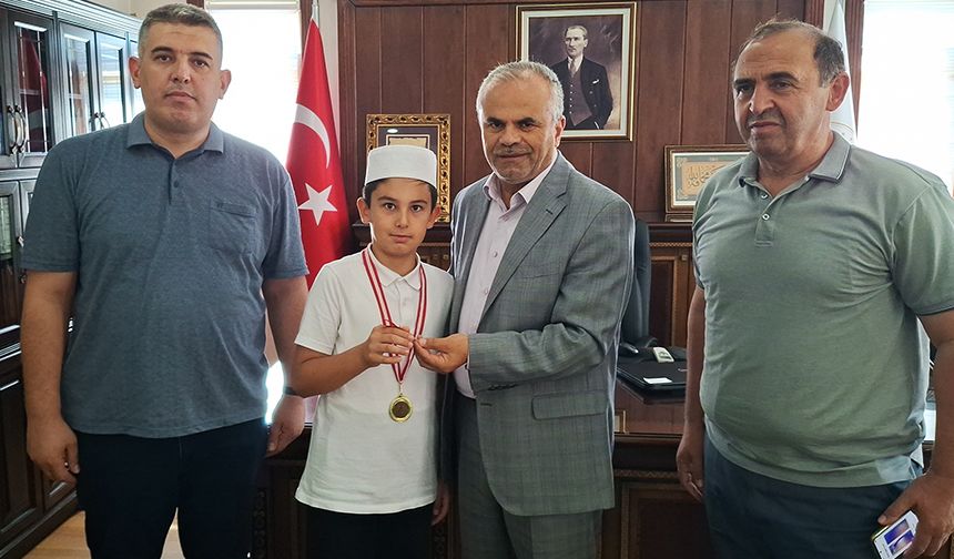 Kur'an yarışmasının birincisi ödülünü Gazzeli çocuklara bağışladı